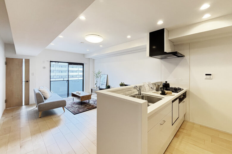 LDK 約12.0帖<br />
LDK奥には、趣味や生活の幅が広がるサンルームを設けました。