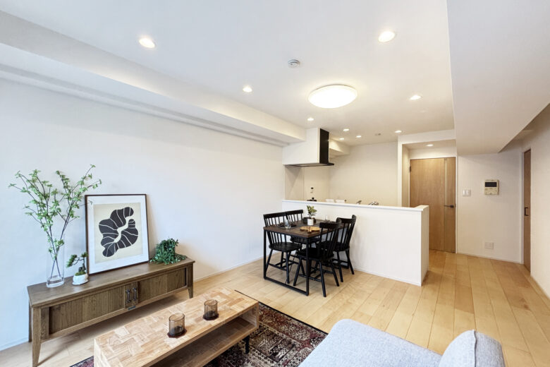 LDK 約12.0帖<br />
角部屋のため近隣を気にしすぎることなく、ご家族との賑やかな団欒の時間をお過ごしいただけます。