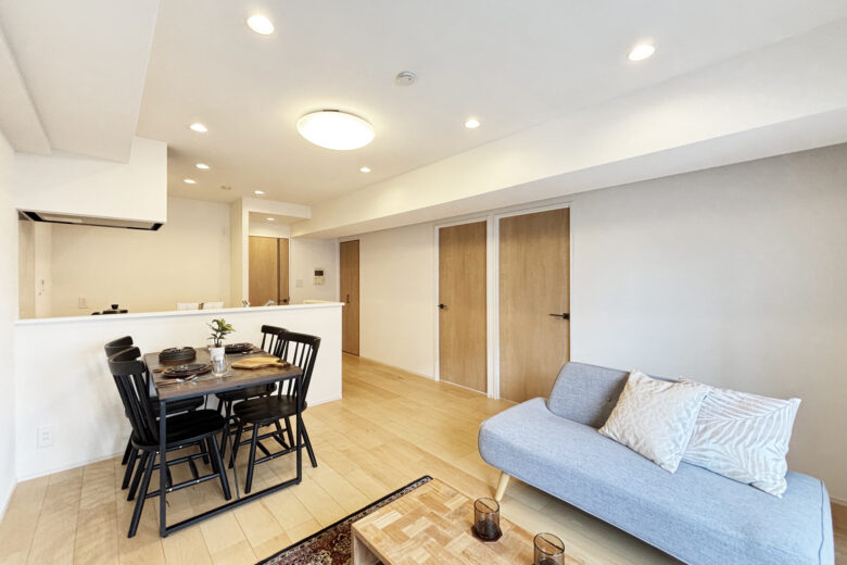 LDK 約12.0帖<br />
南東の向きの窓からふんだんに光と風を取り入れ、自然のぬくもりを感じる明るいリビングになりました。