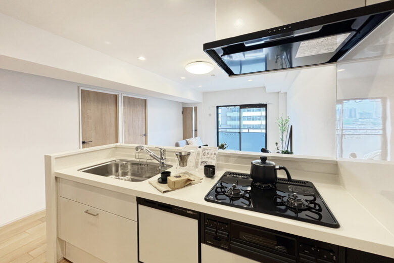 キッチンにはデザイン性はもちろん機能性も考え、家事の時短に便利な食洗機や3口ガスコンロを備えました。使い勝手のいい広々としたキッチンスペースで、お料理が捗ること間違いありません。