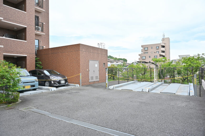 敷地内に駐車場がございます。空き状況はお問い合わせください。