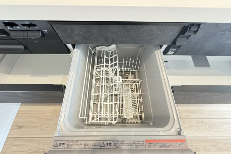 システムキッチンには食洗機を完備。手洗いの負担がなくなり、家事の時短に繋がります。