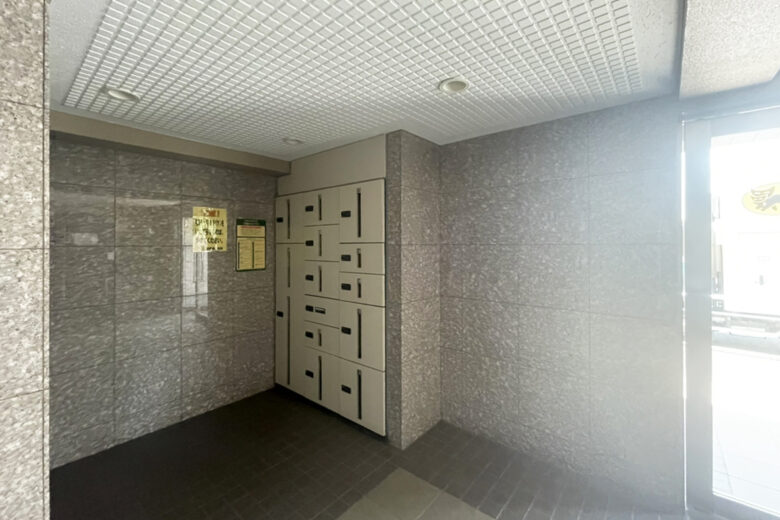 共用部分には宅配ボックスを備えており、不在時のお荷物の受け取りに便利です。