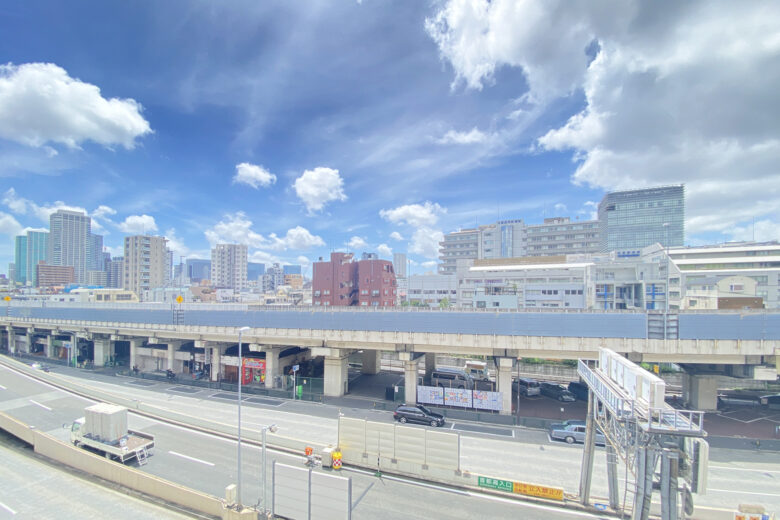 バルコニーからの眺望。見晴らし良好で気分が晴れる環境です。