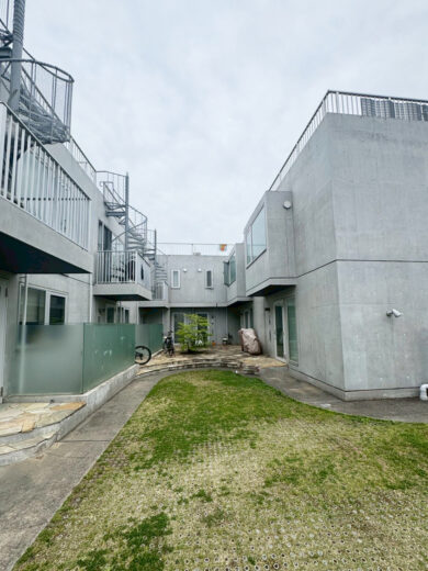 外観|スタイリッシュなデザインの外観。閑静な住宅街にあり、住環境が良好なのも魅力のひとつです。